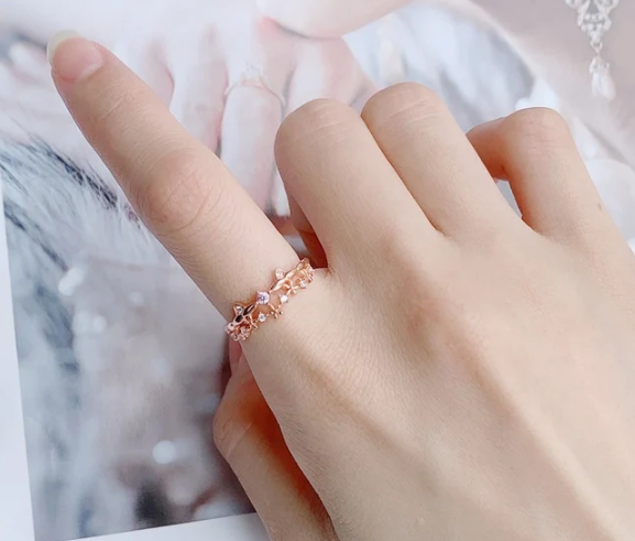 Detalle del anillo con zirconita rosa central y orejitas pavé
