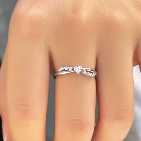 Detalle de anillo con piedra de zirconita cúbica en corte diamante corazón y acabado en rodio brillante