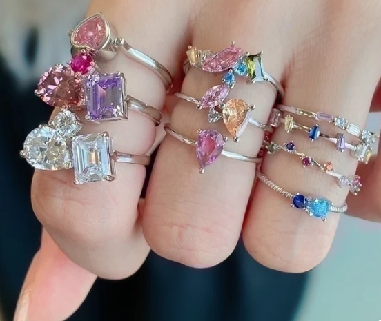 Detalle de diseño moderno y rebelde del Anillo Angular con piedras de colores