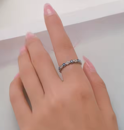 Vista frontal del anillo ojo del diablo con brillo místico