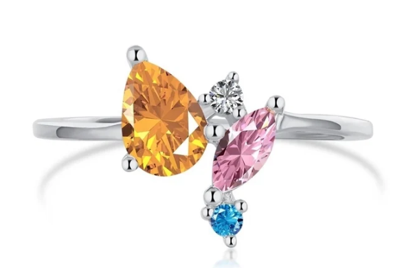 Anillo Angular asimétrico en plata 925 con zirconitas blancas sobre fondo blanco