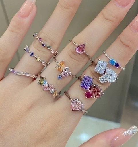 Anillo estilo vanguardista con forma angular y brillo elegante