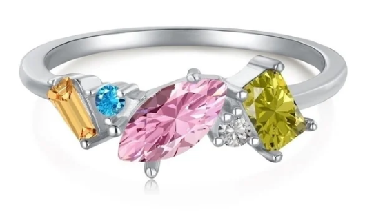 Vista frontal del anillo geométrico con zirconitas de colores