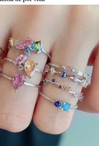 Anillo puesto en mano junto a otros anillos Hellochic@s