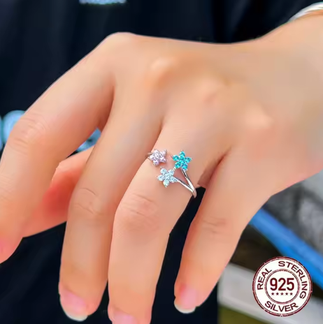 Detalle de estrellas con circonita brillante en anillo de plata ajustable