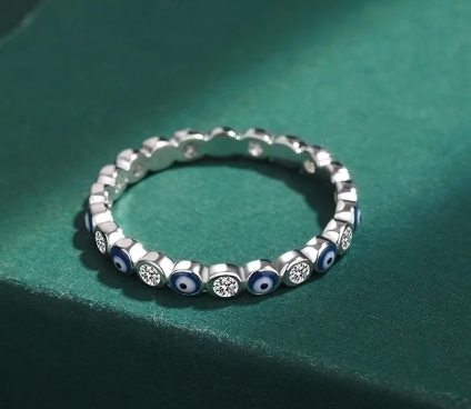 Anillo protector en plata con diseño simbólico y circonitas cúbicas