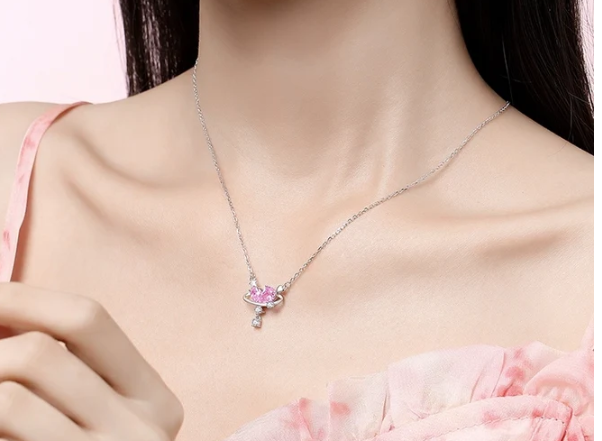 Detalle de aro con circonitas blancas y piedras rosas de circonita