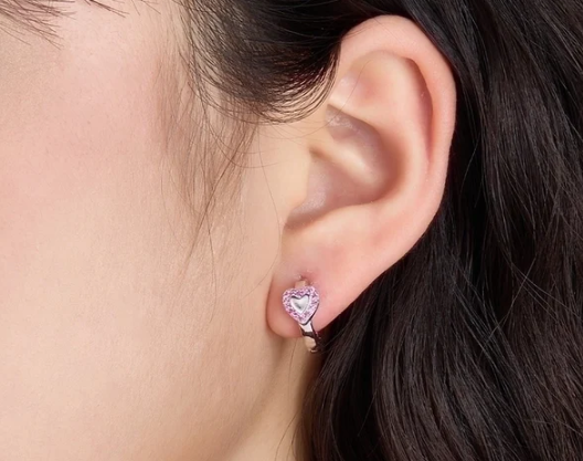 Pendientes de aro con circonitas púrpura y diseño interior en plata – vista lateral