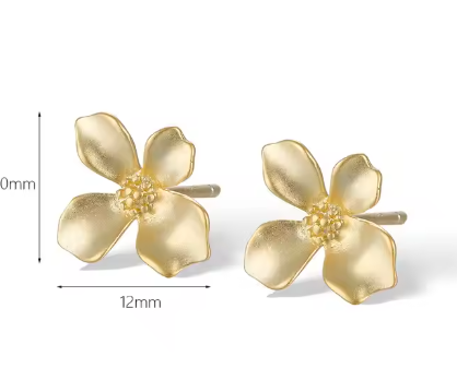 ndientes flor chapados en oro sobre fondo blanco, medida 10x12 mm
