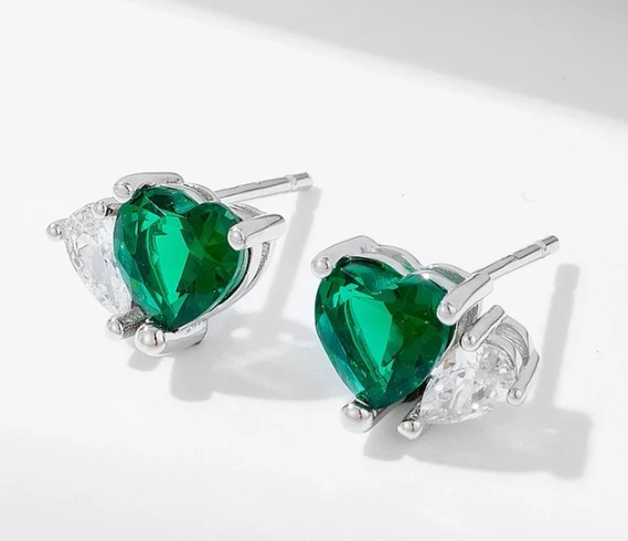 Pendientes corazón verde con lágrima blanca en plata de ley – vista lateral
