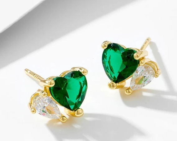 Pendientes originales en forma de corazón y lágrima con circonitas blancas – fondo neutro