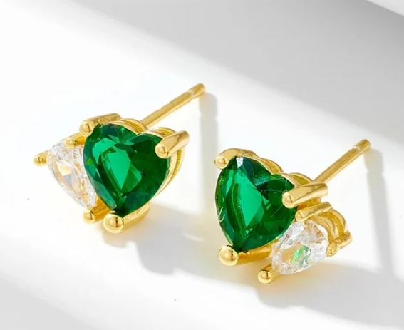Detalle de pendientes de plata chapados en oro 18K con circonitas brillantes