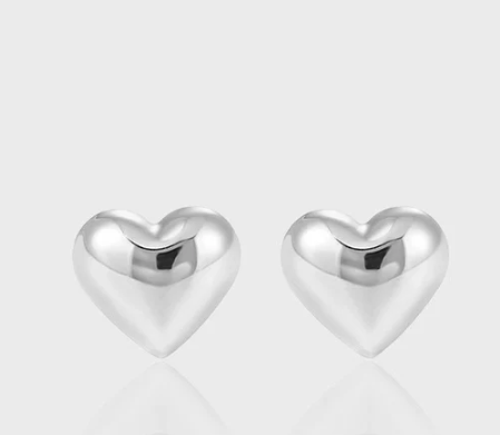 Vista lateral de pendientes de corazón con efecto volumen