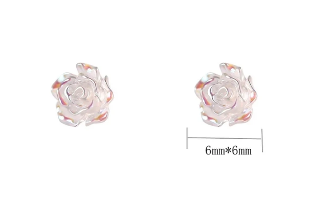 Pendientes en forma de rosa de plata de ley con acabado rosa palo sobre fondo blanco
