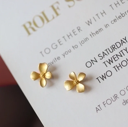 Pendientes dorados estilo flor con diseño orgánico y elegante