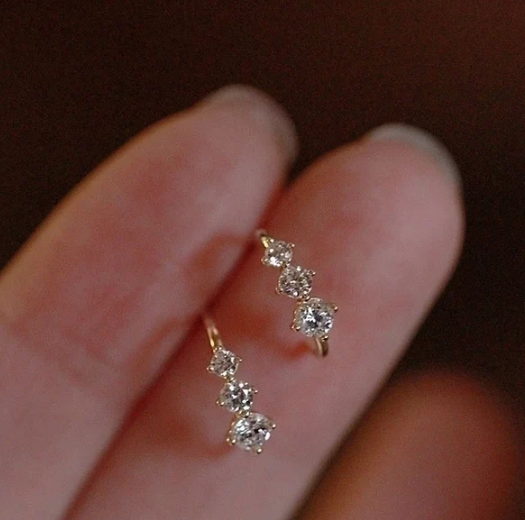 Pendientes puestos en una modelo, estilo casual, luz natural.
