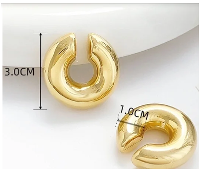 Aros anchos tipo ear cuff en acero inoxidable chapado en oro 24K y plata sobre fondo blanco, ancho 1,0 cm y alto 3,0 cm.