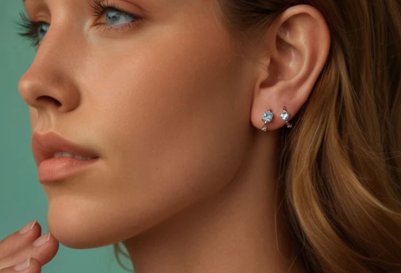 Detalle en primer plano de la zirconita azul y su engaste en plata.