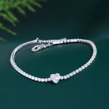 Pulsera cerrada sobre fondo azul plomo. Cierre seguro y pulido brillante