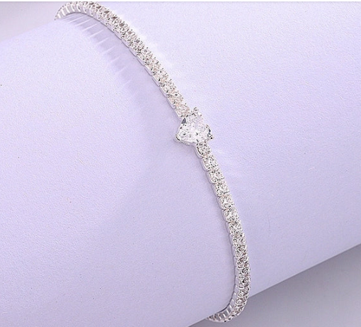 Pulsera en joyero blanco. Brillo destacado y diseño refinado