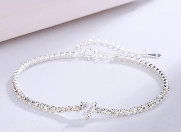 Pulsera tenis con corazón blanco en Plata de Ley 925. Vista del cierre y sello S925.