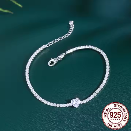 Detalle del sello de autenticidad S925 en fondo azul plomo. Pulsera haciendo un círculo