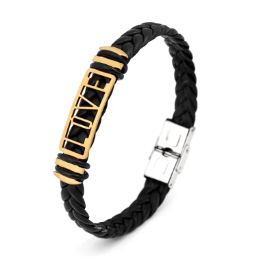 pulsera de cuero trenzada a mano con diseño de love en acero inoxidable dorado 304 sobre fondo blanco