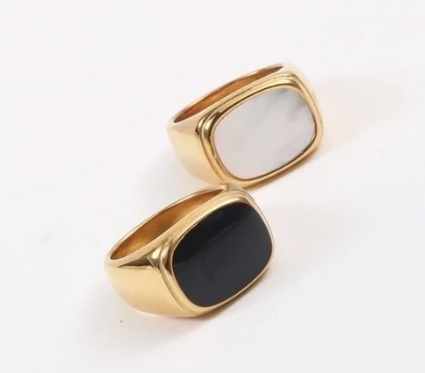  Anillo ancho tipo sello con concha blanca y baño oro 18k sobre fondo blanco, versión blanco y negro