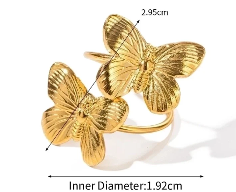 Vista del anillo con medidas de las mariposas en fondo blanco, tamaño 2,95 cm y talla ajustable