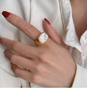 Anillo tipo sello con concha blanca en modelo, estilo veraniego y sofisticado