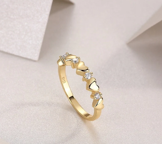 Anillo corazón MeBrillamor de pie con sombras sobre fondo blanco minimalista