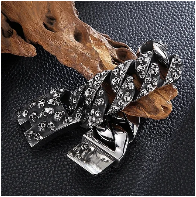 Anillo de calavera sobre maderas cruzadas con fondo de cuero negro