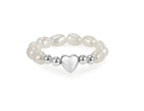 Anillo elegante de cuentas de perlas con corazón central en plata de ley sobre fondo blanco