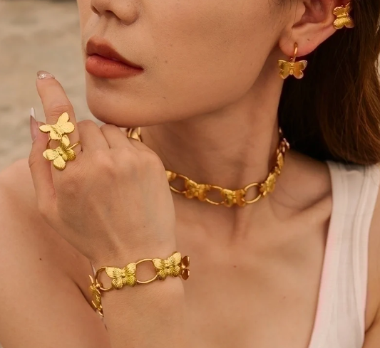 Modelo luciendo el anillo ajustable con dos mariposas doradas, símbolo de libertad y primavera