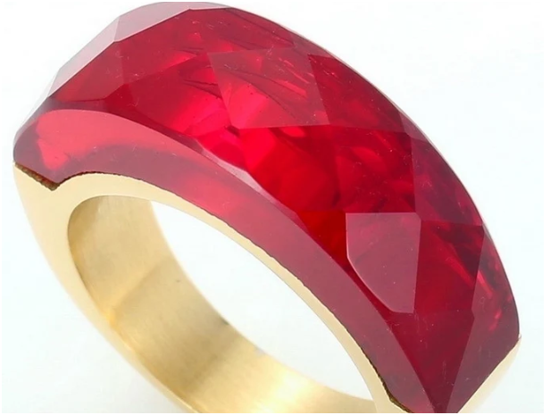 Anillo rojo chapado en oro de 18K con piedra de vidrio
