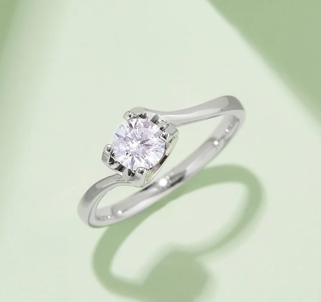 Anillo solitario moissanita certificado GRA sobre fondo blanco mostrando brillo natural