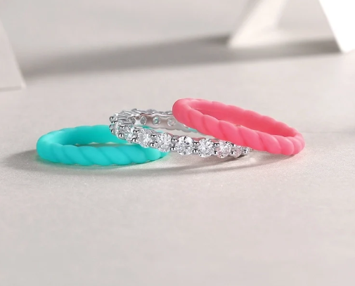 Tres anillos de moissanita montados sobre cajas, uno encima del otro