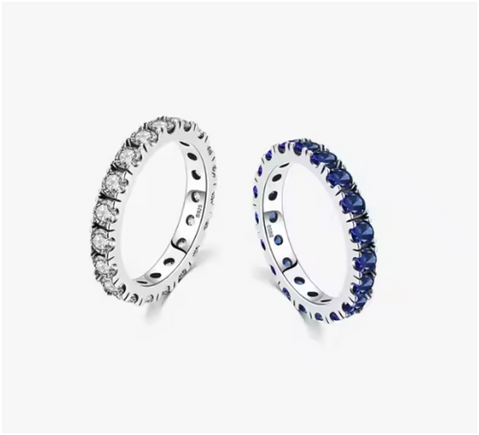 Dos anillos geométricos en plata de ley 925, colocados juntos sobre fondo blanco, mostrando su acabado pulido y diseño minimalista.