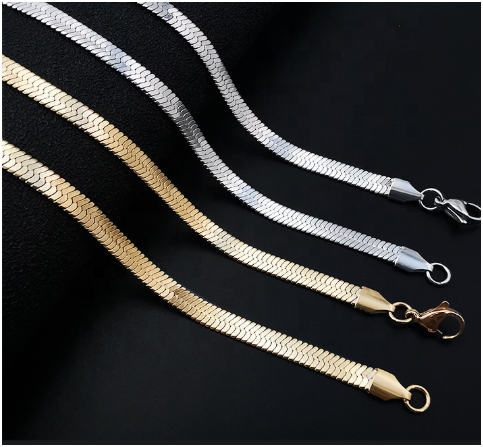 Cadenas de hombre en acero de titanio chapadas en plata y oro, presentadas sobre fondo negro. La imagen muestra los grosores 3 mm y 5 mm junto con el detalle del cierre de mosquetón. Colección Hellochic@s-MEN.
