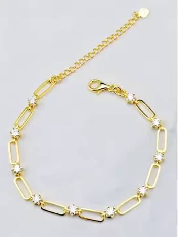 Pulsera de plata 925 con chapado en oro de 18ct, su diseño clásico y acabado pulido sobre fondo blanco