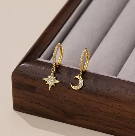 Pendiente Celestial con Estrella y Luna con Zirconita cúbica Plata de Ley S925 y Chapado Oro 14K
