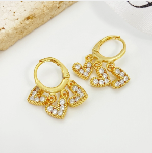Pendientes de aro con charms de corazón y zirconitas chapados en oro de 18K