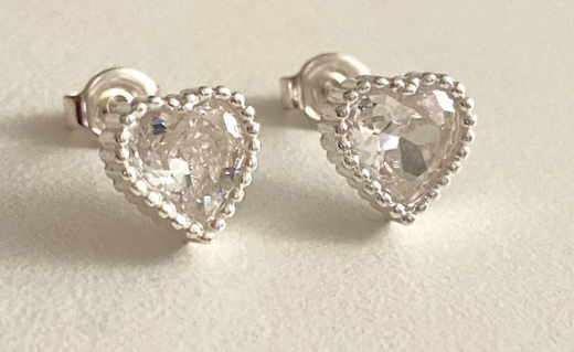 pendientes corazón facetado con zirconita central brillante en plata
