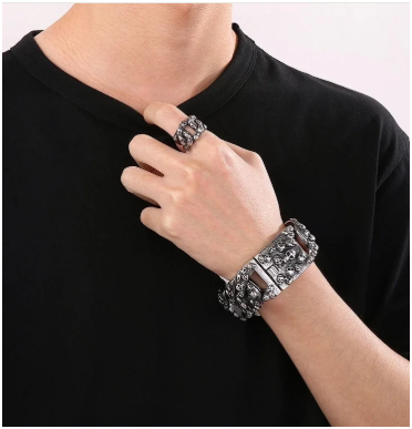 Pulsera de calaveras cerrada de lado sobre fondo negro