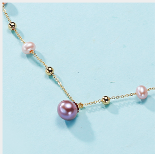 Detalle del collar Rosé de perlas de agua dulce. Vista cercana que muestra la textura y brillo natural de cada perla.
