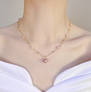 Modelo luciendo el collar Rosé con perlas naturales de agua dulce. Diseño femenino, elegante y perfecto para primavera.