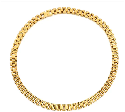 Collar de hombre en acero de titanio chapado en oro 18K, cerrado sobre fondo blanco visto desde arriba. Diseño estilo hip-hop, cierre de mosquetón y acabado brillante. Colección Hellochic@s-MEN.