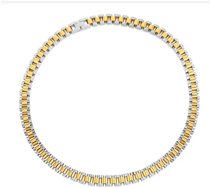 Collar de hombre en acero de titanio chapado en plata sobre fondo blanco visto desde arriba. Diseño estilo hip-hop, cierre de mosquetón y acabado brillante. Colección Hellochic@s-MEN.