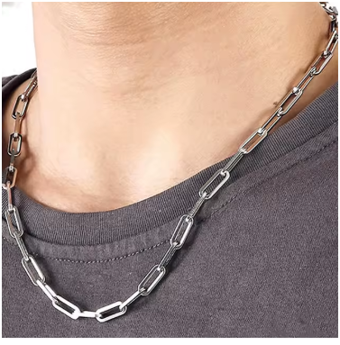 Modelo masculino con camiseta negra luciendo collar de hombre en acero de titanio chapado en plata de 45 cm. La cadena cae justo sobre el pecho, mostrando su estilo urbano y sofisticado. Colección Hellochic@s-MEN Otoño-Invierno 2025/26.
