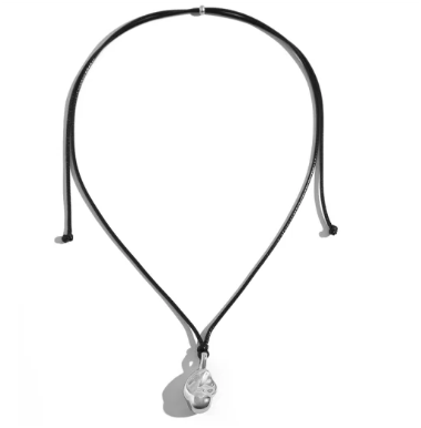 Collar minimalista chapado en oro de 18K con medidas 75 cm y colgante lágrima de 1,7 cm x 3 cm, fondo blanco.